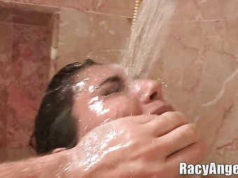 eseklerle Esmer bebek kedi yalama ve Sert Cisim tarafından çarptım